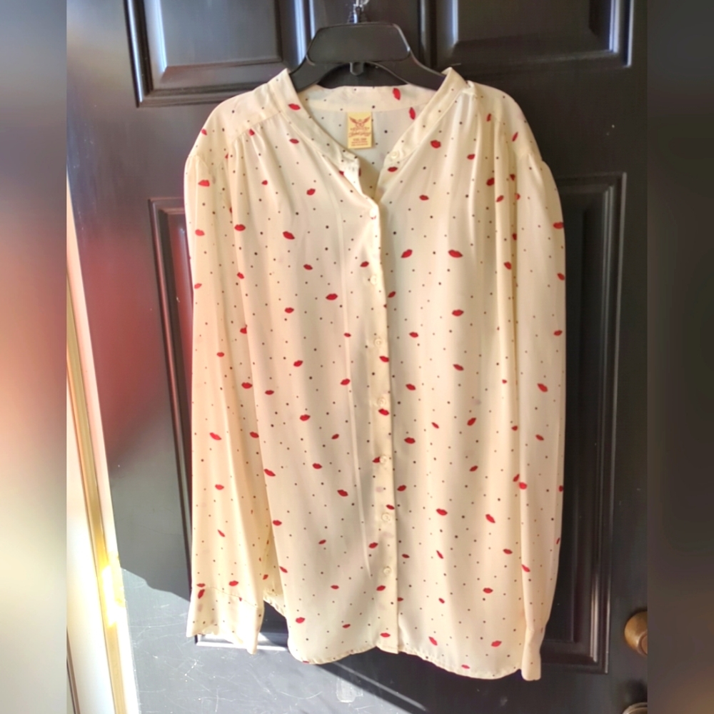 Faded Glory Button Up Top Size 16 Lips Pattern Polyester Non Wrinkle Long Sleeve